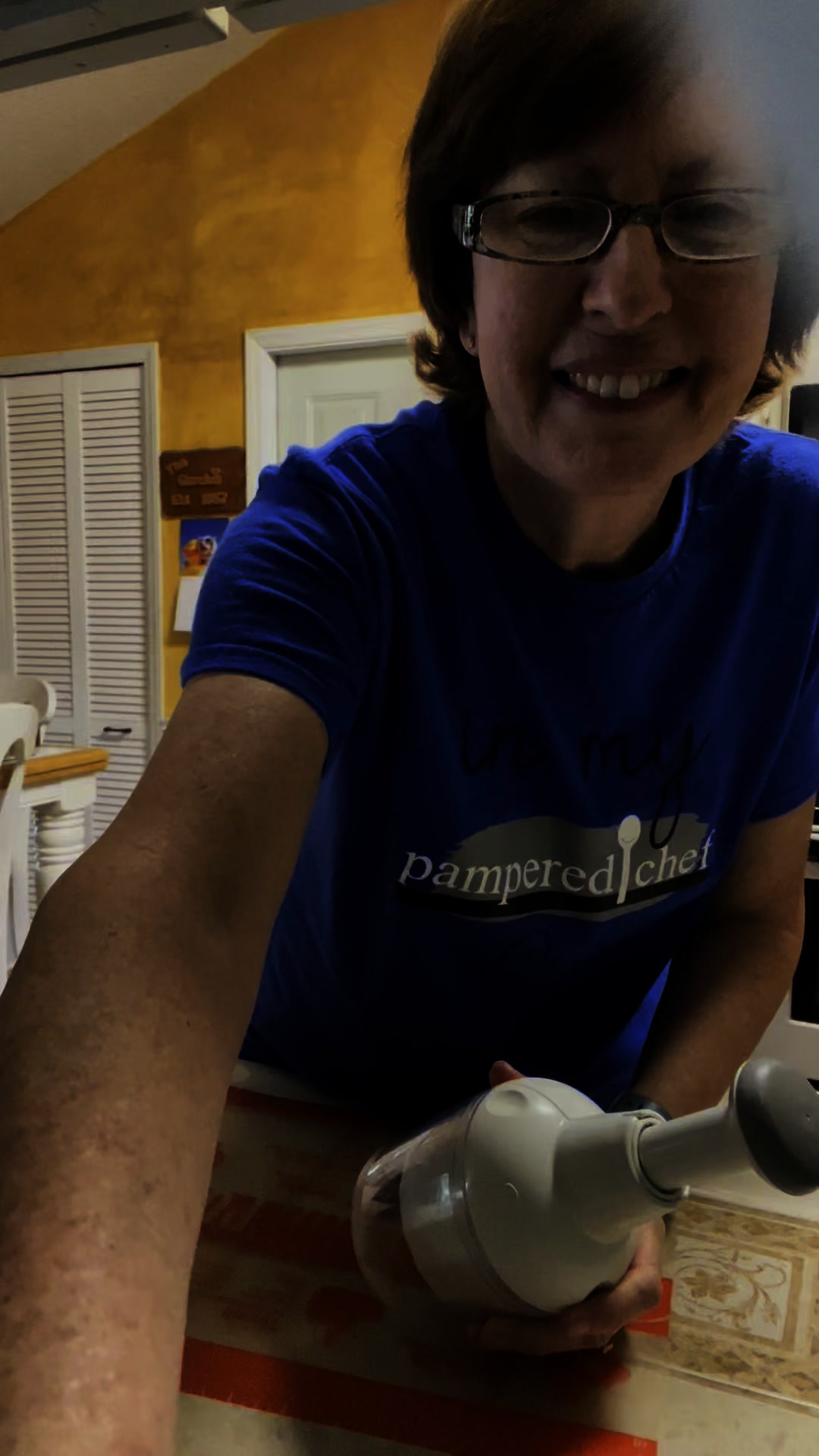 Gotta love a kitchen tool that not only makes prep work faster… but also lets you take out a little stress while you’re at it. 😂👊I’m obsessed with my Food Chopper — onions, nuts, chocolate, even leftover frustrations? CHOPPED. 👩🏻‍🍳💥Easy cleanup. Compact. And weirdly satisfying.Wanna grab one for yourself? Drop a 🔪 in the comments or shoot me a DM! Let’s get choppin’! 💬✨ #KitchenTherapy #PamperedChef #FoodChopperLove #howipamperedchef #stressreliever #letsgetcooking